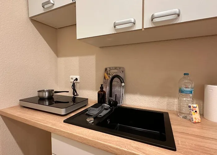 Bellahomes, Aircondition, Private Parking, Netflix, Airport 30 Minuten Apartmán